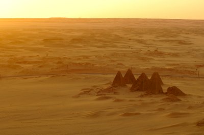 Gebel Barkal, Tempelcomplex, Farao Taharka, Mut tempel, B300, Kareima stad, Nijl ri..., 2007 (foto) door Kenneth Garrett