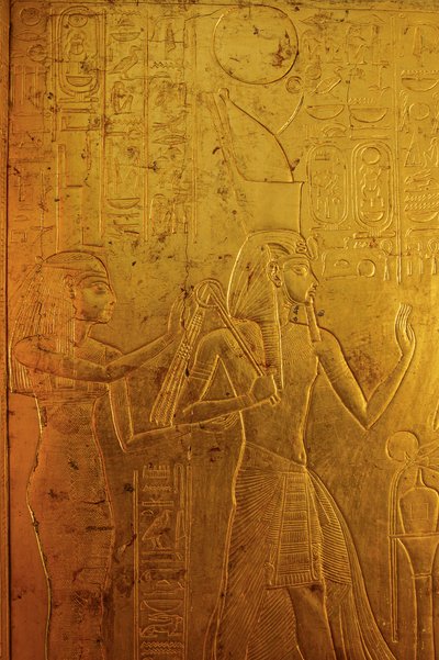Gouden schrijn rondom sarcofaag toont godin Isis, KV 62, 2009 door Kenneth Garrett