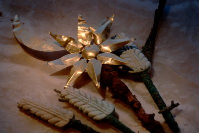 Gouden zon en maan met tarwestokken, artefacten, Oxus-beschaving, Turkmenistan, 2004 door Kenneth Garrett