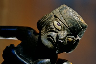 Huaca Dos Cabezas-Jecetepeque; Moche; Begrafenissen, Mannelijke figuur bevestigd aan keramische fles door Kenneth Garrett