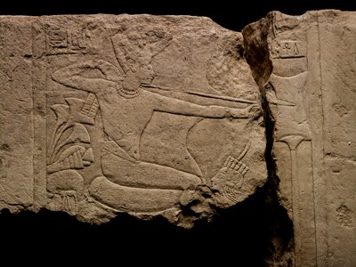 Kalksteen uit Sakkara van vijanden verslaan: 18e Dynastie; Nieuwe Koninkrijk; Egypte; Toetanchamon, 2009 (foto) door Kenneth Garrett