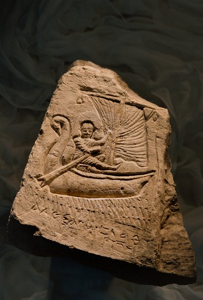 Kalkstenen grafstèle die de overledene toont, een jonge jongen, liggend in een boot, Romeinse periode, 2002 (foto) door Kenneth Garrett