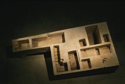 Kalkstenen model van een koninklijk graf, Middenrijk door Kenneth Garrett