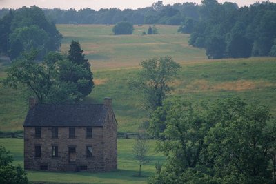 Manassas Battlefield Park, Stone House Hospital, Union approach field, Hallowed Ground, 2004 door Kenneth Garrett