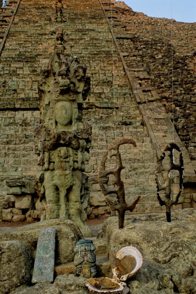 Maya; Copan; Honduras; Tempel 26, Hiërogliefentrap, Vuurstenen, David Stuart vond offer door Kenneth Garrett