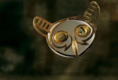 Moche; Begrafenissen; Huaca Dos Cabezas-Jecetepeque, Gouden Uil Neus Ornament door Kenneth Garrett
