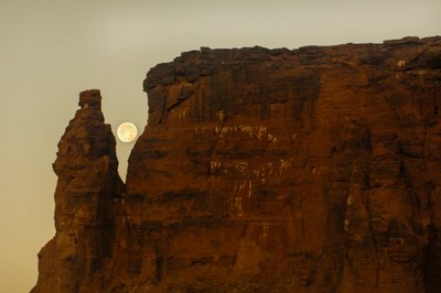 Maanondergang en zonsopgang, Tempel van Taharka, Ram Poort, Gebel Barkal, Tempelcomplex, Farao Taharka, 2007 (foto) door Kenneth Garrett