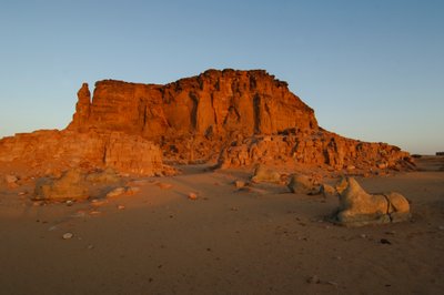 Maanondergang en zonsopgang, Tempel van Taharka, Ram Poort, Gebel Barkal, Tempelcomplex, Farao Taharka, 2007 (foto) door Kenneth Garrett