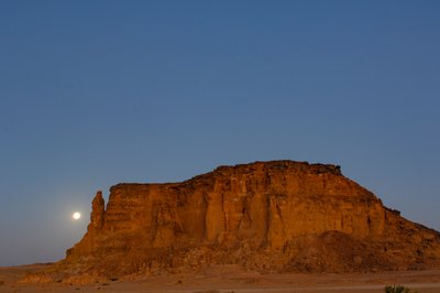 Maanondergang en zonsopgang, Tempel van Taharka, Ram Poort, Gebel Barkal, Tempelcomplex, Farao..., 2007 (foto) door Kenneth Garrett