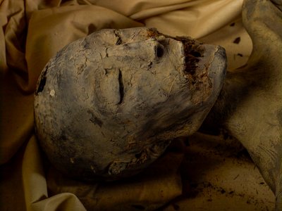 Mummie van de moeder van koning Toetanchamon (bekend als de Jongere Dame) door Kenneth Garrett