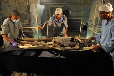 Mummie van de moeder van Koning Toet wordt voorbereid voor onderzoek. DNA bewees dat deze naamloze mummie, 2005 door Kenneth Garrett