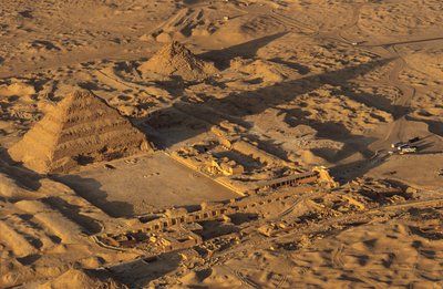 Oude Rijk; De Trappiramide van Djoser; Luchtfoto; Saqqara; Egypte door Kenneth Garrett