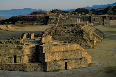 Olmeken; Monte Alban; Oaxaca; Mexico, Danzante; Zapotec door Kenneth Garrett