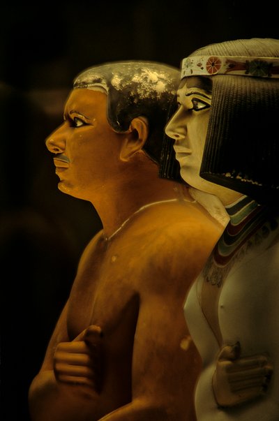 Beschilderde kalkstenen standbeelden van Rahotep en Nofret door Kenneth Garrett