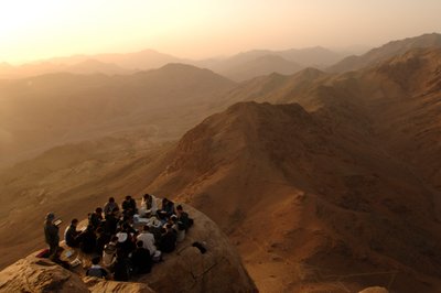 Pelgrims verzamelen zich op de berg Sinaï waar God volgens de Bijbel tot Mozes sprak, 2006 (foto) door Kenneth Garrett