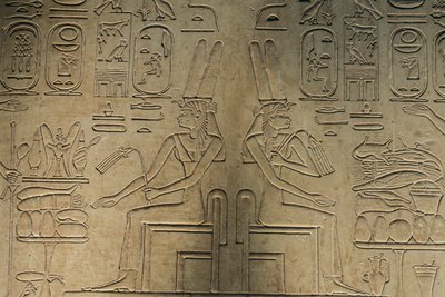 Reliëf uit Abydos, godin Mut, artefact; Egypte door Kenneth Garrett