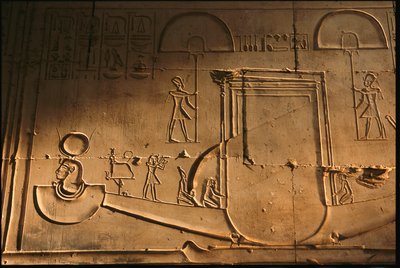 Reliëf van bark uit de tempel van Seti I, Abydos, Egypte, 2005 (foto) door Kenneth Garrett