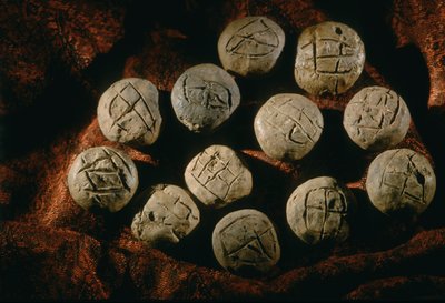 Ronde bullae; artefact, Oxus-beschaving; Turkmenistan; Gonor Depe-site; Victor Sarianidi door Kenneth Garrett