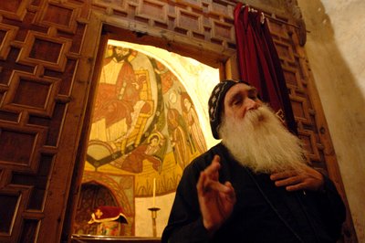Sint-Antoniusklooster, Vader Ruwais, Koptische monnik, Egypte, Evangelie van Judas; Codex Tchacos, 2006 (foto) door Kenneth Garrett