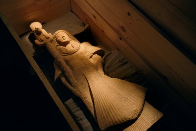 Zandstenen standbeeld van Nebre als standaarddrager van de leeuwenkopgodin van oorlog Sekhmet door Kenneth Garrett