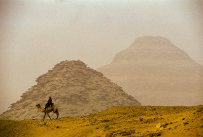 Saqqara; Teti-piramide; 6e Dynastie; Djoser-piramide (op de achtergrond); Egypte door Kenneth Garrett