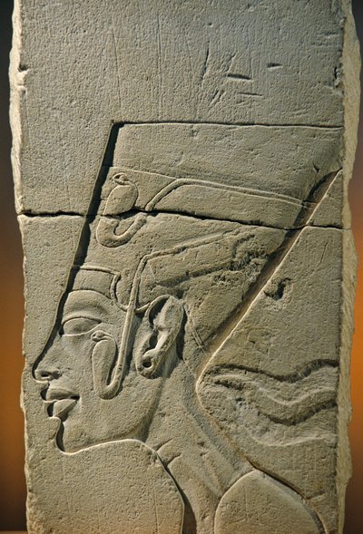 Beeldhouwersmodel van een hoofd bas-reliëf van Nefertiti, Amarna; Tempel van de Aten; kalksteen. door Kenneth Garrett