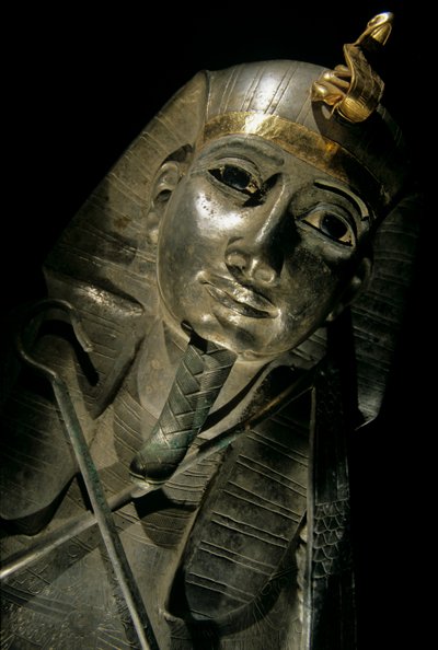 Zilveren en gouden sarcofaag van Psusennes I, Derde Tussenperiode, 2002 door Kenneth Garrett