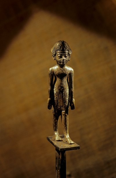 Zilveren staf met figuur van farao, KV 62, 2007 door Kenneth Garrett