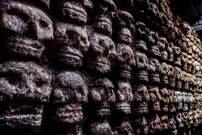Schedelrek of Tzompantli, Azteken, Mexico, Templo Mayor, 2010 door Kenneth Garrett