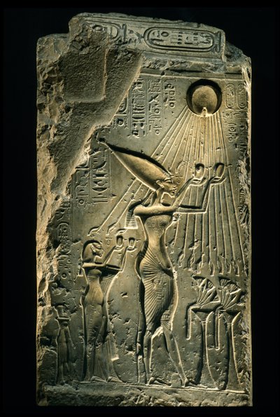 Stele toont Achnaton, Nefertiti en dochter met handen opgeheven naar god Aten, Amarna, 2009 door Kenneth Garrett