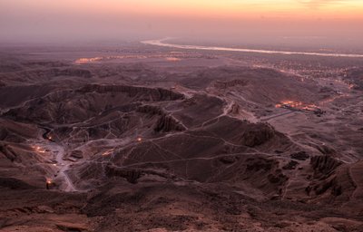 Zonsopgang boven de Vallei der Koningen, Gezien vanaf de top van el-Qurn, 2003 door Kenneth Garrett