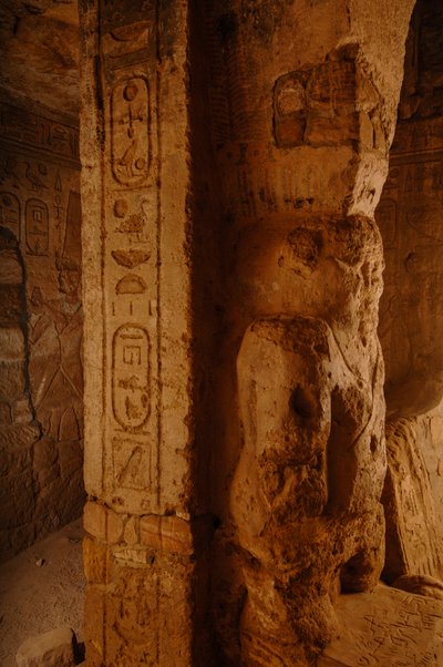 Taharka Tempel interieur, details, God Bes, Gebel Barkal, Tempelcomplex, Farao Taharka, 2007 (foto) door Kenneth Garrett