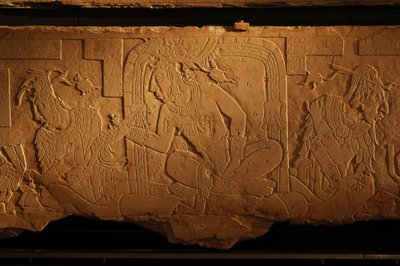 Tempel 21 troonbank, gravure van koning Akhal Mo Nab, Palenque, Mexico, 2005 door Kenneth Garrett
