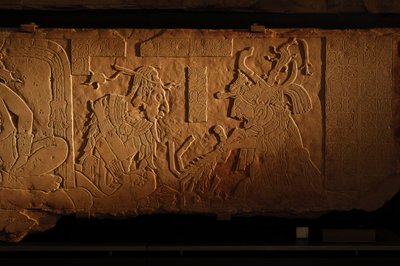 Tempel 21 troonbank, gravure van koning Akhal Mo Nab, Palenque, Mexico, 2005 (foto) door Kenneth Garrett