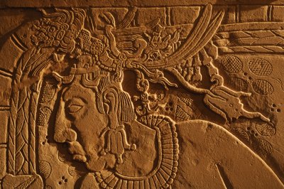 Tempel 21 troonbank, houtsnede van koning Akhal Mo Nab, Palenque, Mexico, 2005 (foto) door Kenneth Garrett