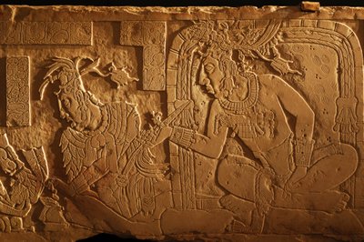Tempel 21 troonbank, houtsnede van koning Akhal Mo Nab, Palenque, Mexico, 2005 (foto) door Kenneth Garrett