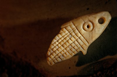 Urkesh, Hurrietenrijk, Syrië, 2400 v.Chr., Giorgio Buccellati, parelmoer vis, 2004 door Kenneth Garrett