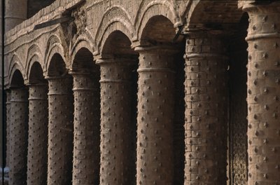 Caravanserai, oude Joodse handelspost, Davidster op zuilen, Herat, 2004 door Kenneth Garrett
