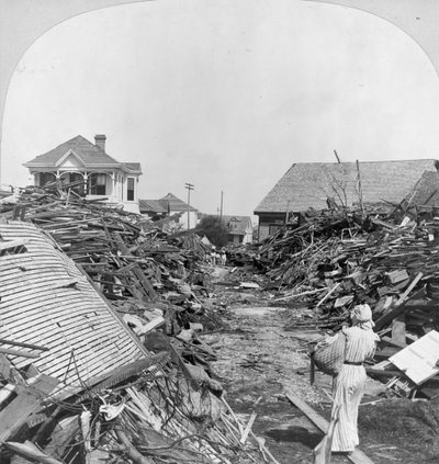 Een doorgang door het puin, Noord op 19th Street, Galveston door Keystone View Company