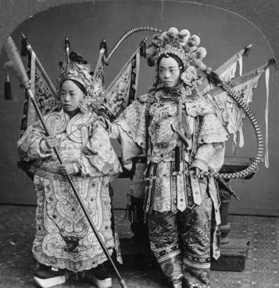 Chinese bruid en bruidegom, Canton, China, eind 19e of begin 20e eeuw door Keystone View Company
