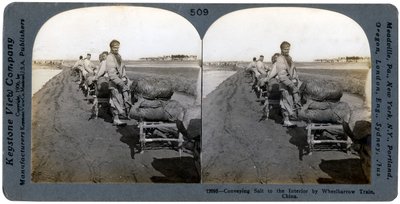 Zout naar het binnenland vervoeren met kruiwagenkaravaan, China, 1906 door Keystone View Company