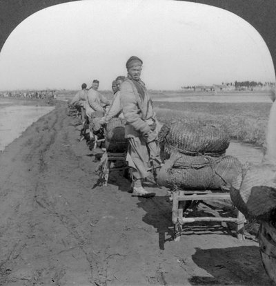 Zout vervoeren naar het binnenland met kruiwagen trein, China, 1907 door Keystone View Company