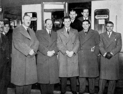 Op weg naar Wolverhampton voor de voetbalwedstrijd Engeland tegen Wales, 1936 door Keystone View Company