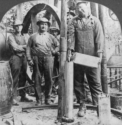 Een granaat vullen met nitroglycerine, olieveld in Pennsylvania, VS, begin 20e eeuw door Keystone View Company
