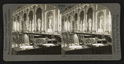 Galerij der Spiegel, toont tafel waar vredesverdrag werd ondertekend, Versailles door Keystone View Company