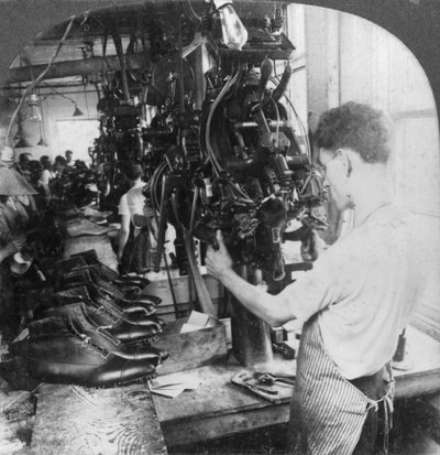Schoenmachine die schoenen vormt in schoenenfabriek, Lynn, Massachusetts, VS, begin 20e eeuw door Keystone View Company