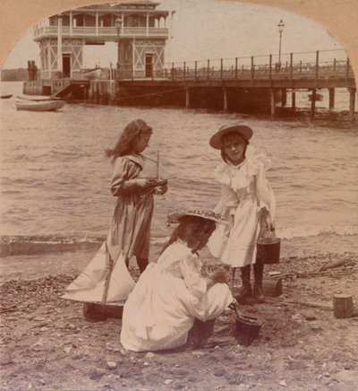 Spelen op het strand, ca. 1900 door Keystone View Company