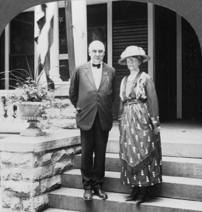 President en mevrouw Harding bij hun huis, Marion, Illinois, VS, c1921-c1923 door Keystone View Company