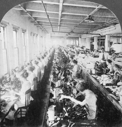 Naaikamer in een grote schoenenfabriek, Syracuse, New York, VS, begin 20e eeuw door Keystone View Company