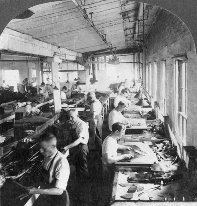 Arbeiders snijden leer voor schoenen in een fabriek, Lynn, Massachusetts, VS, 20e eeuw door Keystone View Company